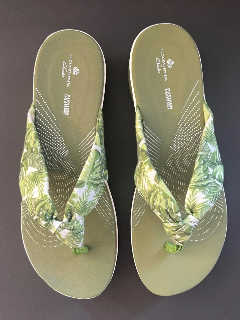 Clark’s Cloudsteppers Thong Sandals Size 9M